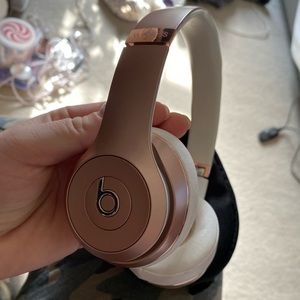 Rose Gold Beats Solo 3 Wireless Headphones